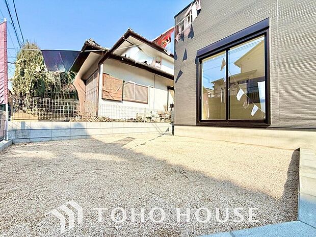 リビングの窓先に緑を感じる生活が贅沢に感じる世の中です。ガーデニングで癒しの空間を。