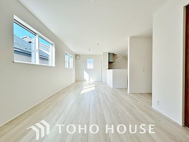 穏やかな陽光に包まれた癒しの空間。木のぬくもり感じるナチュラルな室内で、憩いの時をお過ごし下さい。