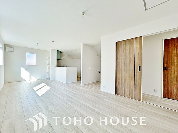 心温まるくつろぎを楽しめるリビングは、静かで落ち着いた癒しの空間となり、家族とゆったり過ごせます。