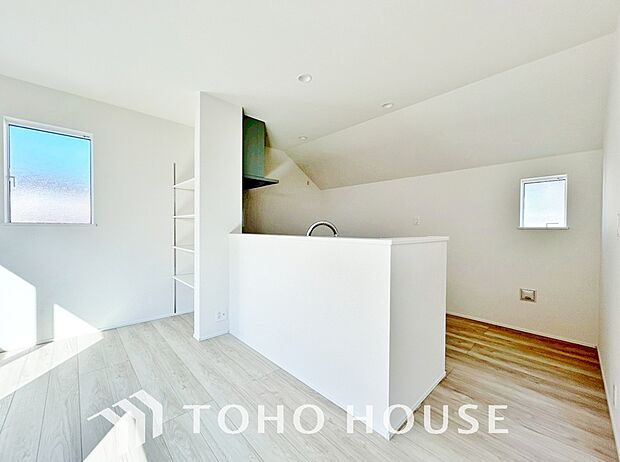 リビングで遊ぶお子様や寛ぐ家族と対話しをしながら家事を行えるのが自慢のキッチンスペースです。