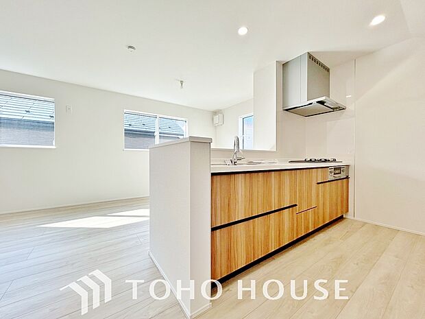 家族みんなでゆったりと調理や食事の準備ができる十分な広さを確保した、快適なキッチンスペース。