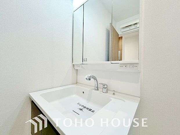 洗面台には三面鏡を採用。鏡の後ろに収納スペースを設ける事により洗面台周りもすっきりします。