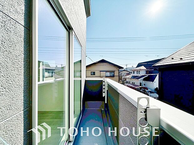 暖かい陽ざしが差込むバルコニー。晴れた日には、洗濯物が良く乾きます。風通しも良好です。