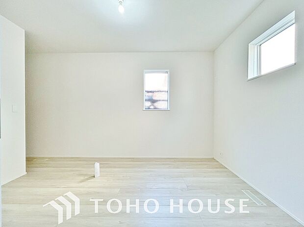 落ち着いたカラーの室内。インテリアやファブリックでお好みのテイストデザインを取り入れて頂けます。