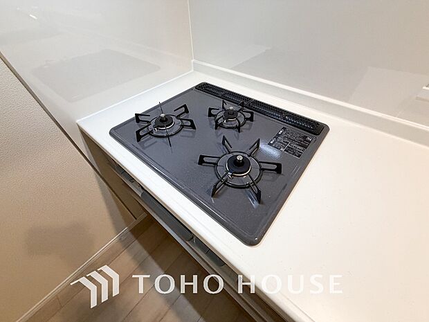 3口コンロは一度に複数のお料理を作ることができるメリットがあります。毎日のキッチンタイムを効率よく。