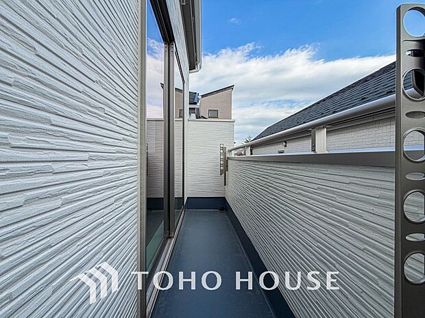 暖かい陽ざしが差込むバルコニーは、晴れた日には、洗濯物が良く乾きます。また、風通しも良好です。