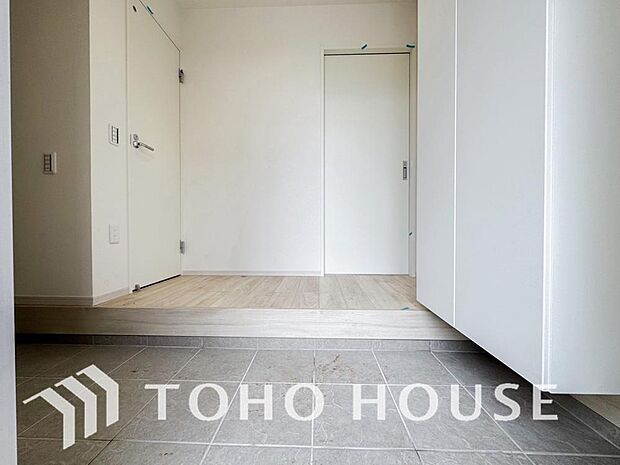 広々とした玄関スペースは何かと重宝します。ベビーカーも楽々置けるゆったりスペースが魅力です。