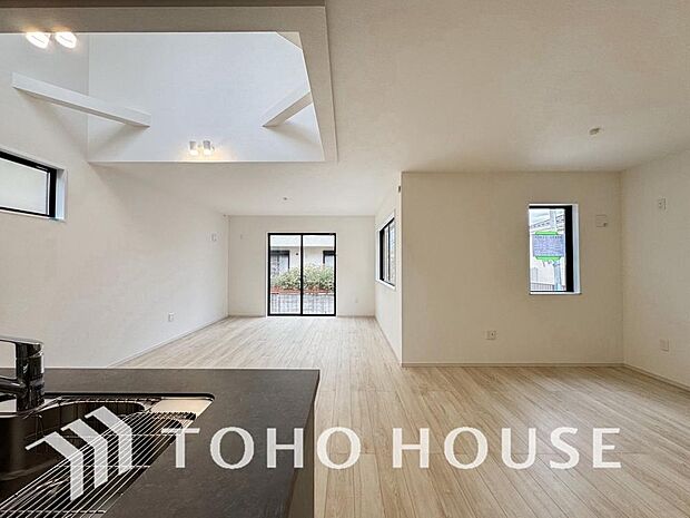 光が注がれる青い空から鮮やかに赤色にゆっくりと染まる。そんな優しい時間がここでは流れてゆく。