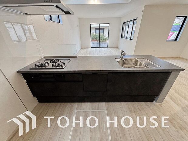 広々キッチンを採用。みんなで作った料理を召し上がりながらの会話は、どのような物になるのでしょうか。