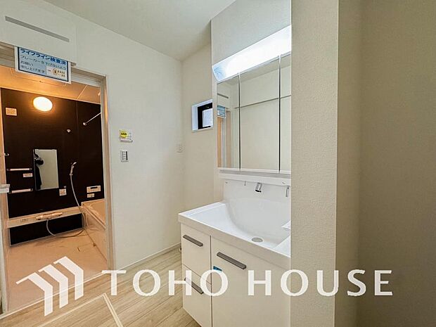 手で洗いたい大切な服など、広く使えると助かる洗面台は汚れの付きにくい形状と素材で造られております。