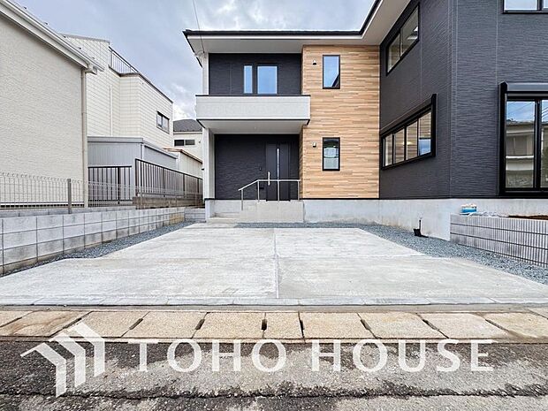 ゆったりとした駐車スペースを確保いたしましたので、大きめのお車でも駐車可能です。