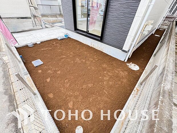 リビングの窓先に緑を感じる生活が贅沢に感じる世の中です。ガーデニングで癒しの空間を。