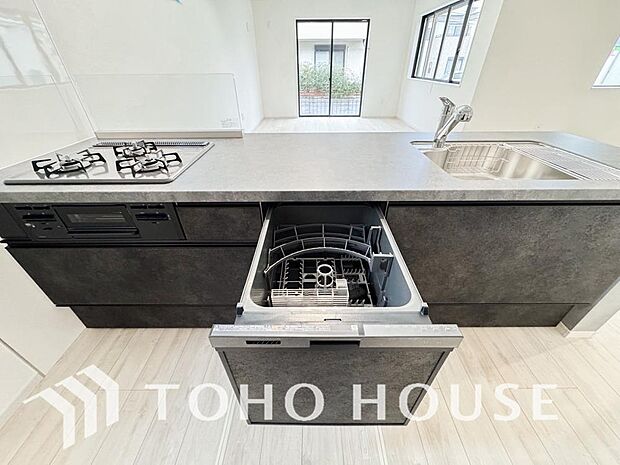 「ビルトインタイプ食器洗乾燥機」通常の手洗いでは使用出来ないほど高温のお湯や高圧水流を使うことにより汚れを効果的に落とすことができる。