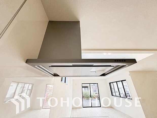 昨今主流のスリムタイプのレンジフード。そのスタイリッシュな見た目から、インテリアとしても高い人気がある型です。また、スリム型の大きなメリットとして、掃除のしやすさがあります。