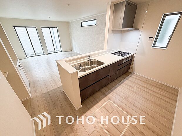 光が注がれる青い空から鮮やかに赤色にゆっくりと染まる。そんな優しい時間がここでは流れてゆく。