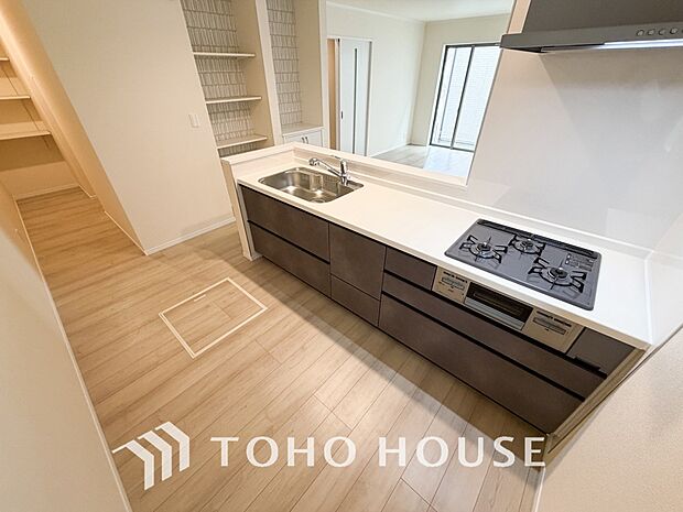 キッチンの収納は、デッドスペースになりやすい箇所を有効活用できる、スライド式収納を採用しました。