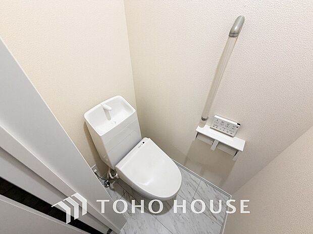 十分な広さと清潔感のあるカラーで纏まったおトイレ。時間に余裕とゆとりを持たせます。