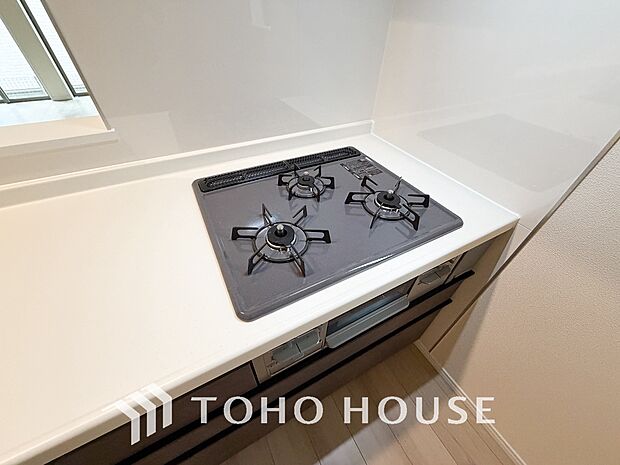 3口コンロは一度に複数のお料理を作ることができるメリットがあります。毎日のキッチンタイムを効率よく。