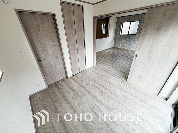 一日の疲れを癒やしてくれる主寝室。時を忘れて過ごす場所として過ごせるお部屋。