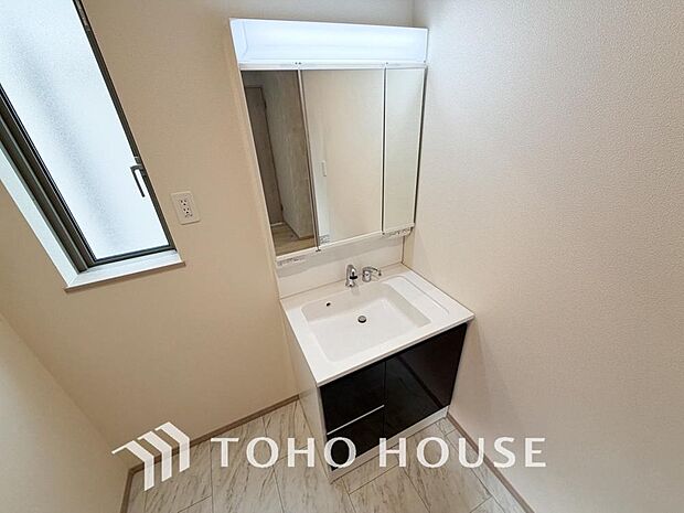 手で洗いたい大切な服など、広く使えると助かる洗面台は汚れの付きにくい形状と素材で造られております。