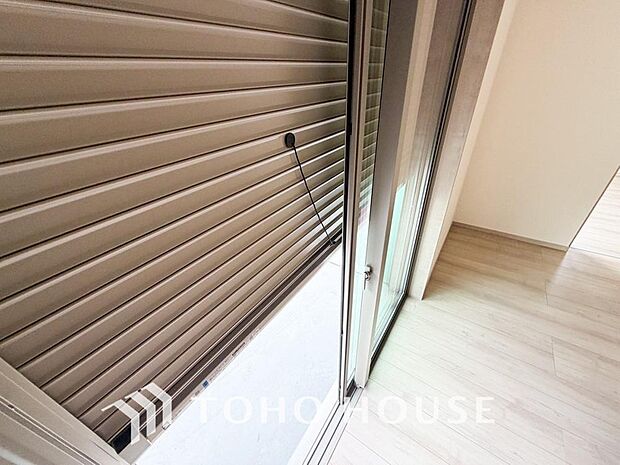 戸建にも防犯機能のシャッターを完備しております。寒い冬でも中から開閉がラクラクな所も便利です。