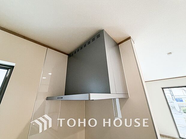 キッチンの換気扇はスタイリッシュなデザインで、日々のお手入れもラクラクな仕様となっております。