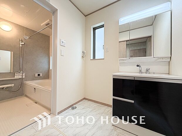 洗濯機を置くのに充分なスペースを確保しております。