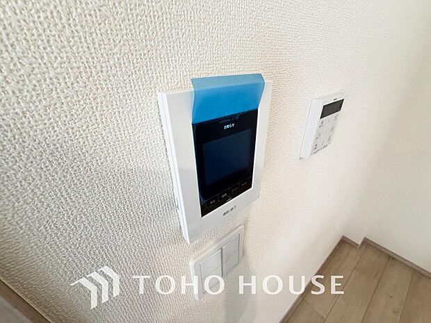 誰が来てもわかる様にモニター付きインターホンを設置。家事導線を考慮した個所に設置し、防犯性と利便性に優れ快適と安らぎを合わせた優しい設計。