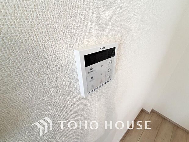 お風呂場と台所に操作リモコンがあり、キッチン近くにある給湯リモコンは、お料理の最中でもリビングで寛いでいるなかでもボタン一つで簡単に沸かせて便利ですね。