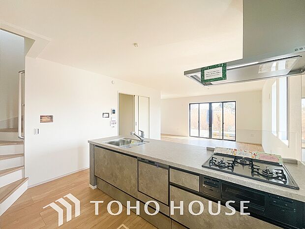 キッチンの収納は、デッドスペースになりやすい箇所を有効活用できる、スライド式収納を採用しました。