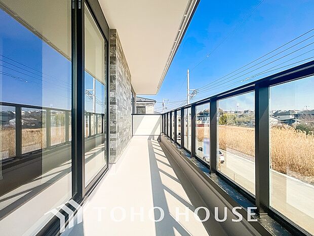 頬をなでる優しい風を感じることが出来るバルコニー。つい深呼吸をしたくなる気持ちの良い眺望です。