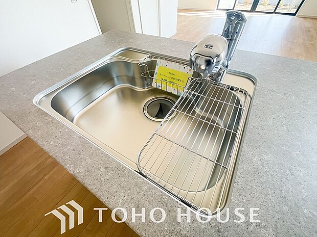 ワンタッチで浄水と原水を切り替えできる浄水器一体型水栓は水道水に含まれる有害物質を除去してくれます。