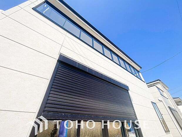 【シャッター】台風などの激しい雨・風からお家を守るのはもちろん。空き巣対策などの防犯抑止や防音にも効果を発揮します。夜勤明けで真っ暗にして眠りたい方にも必須のアイテムです。