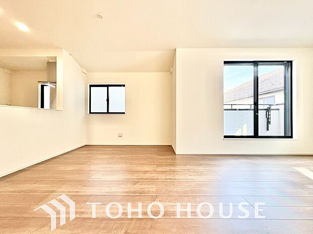 リビングも広く設け、訪れる人々を暖かく迎えてくれます。