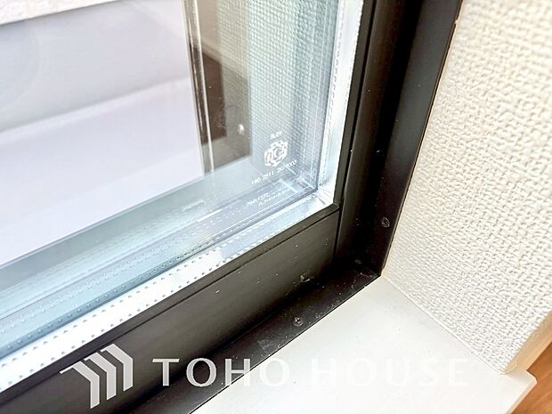 二層のガラスの間に空気層や特殊ガス層を作ることで断熱性能や結露防止効果を高めたサッシを装備してます。