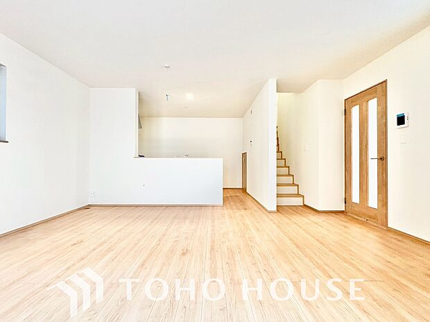 光が注がれる青い空から鮮やかに赤色にゆっくりと染まる。そんな優しい時間がここでは流れてゆく。