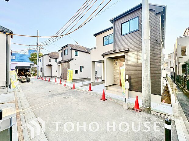 街並みの風景に包み込まれながら、瀟洒な印象も湛えて佇みます。