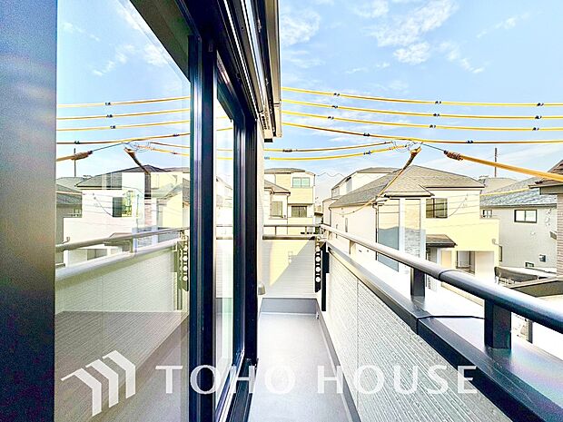 暖かい陽ざしが差込むバルコニーは、晴れた日には、洗濯物が良く乾きます。また、風通しも良好です。