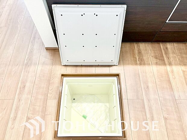 食品ストックや非常食・保存食の保管庫として活用できます。住まいの床下点検口としての役割もあります。