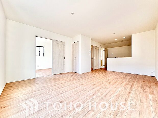 光が注がれる青い空から鮮やかに赤色にゆっくりと染まる。そんな優しい時間がここでは流れてゆく。