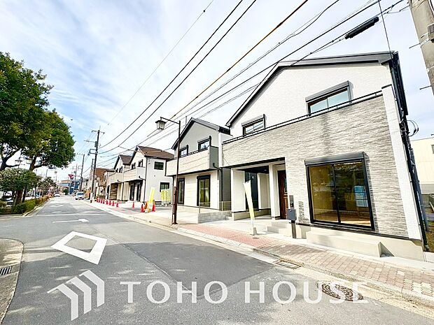 街並みの風景に包み込まれながら、瀟洒な印象も湛えて佇みます。