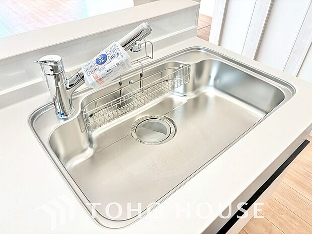 ワンタッチで浄水と原水を切り替えできる浄水器一体型水栓は水道水に含まれる有害物質を除去してくれます。