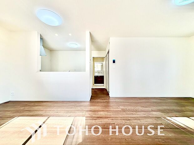 光が注がれる青い空から鮮やかに赤色にゆっくりと染まる。そんな優しい時間がここでは流れてゆく。