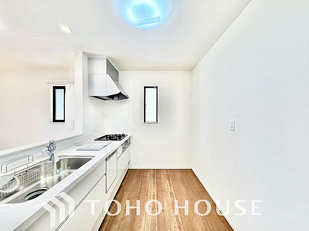 夫婦そろってキッチンに立っても調理がしやすく余裕の広さ。家事をしながら会話も弾みます。