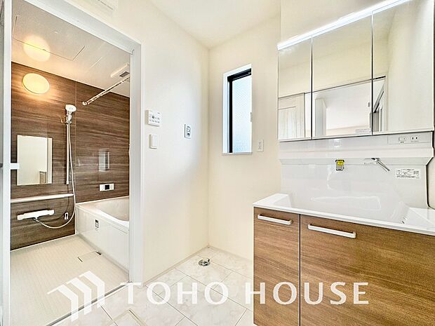 お家の中でも特にプライベートスペースとなる洗面所は、洗濯場所と浴室を同じ空間でまとめております。