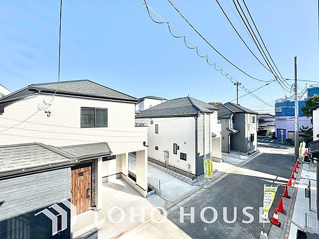 街並みの風景に包み込まれながら、瀟洒な印象も湛えて佇みます。