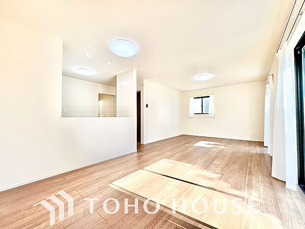 リビングも広く設け、訪れる人々を暖かく迎えてくれます。