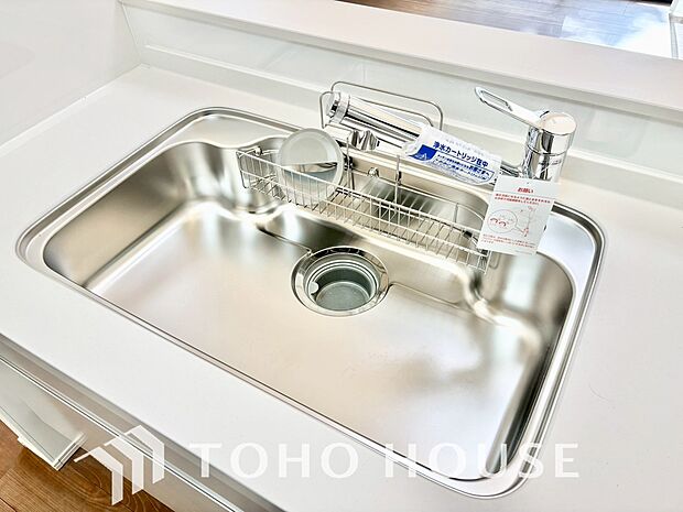 ワンタッチで浄水と原水を切り替えできる浄水器一体型水栓は水道水に含まれる有害物質を除去してくれます。