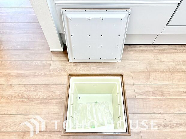 食品ストックや非常食・保存食の保管庫として活用できます。住まいの床下点検口としての役割もあります。