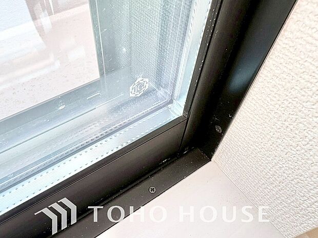 二層のガラスの間に空気層や特殊ガス層を作ることで断熱性能や結露防止効果を高めたサッシを装備してます。